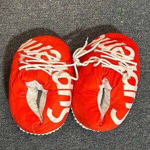 SUPREME SLIPPERS. No tags Authentified by BLAZENDARY